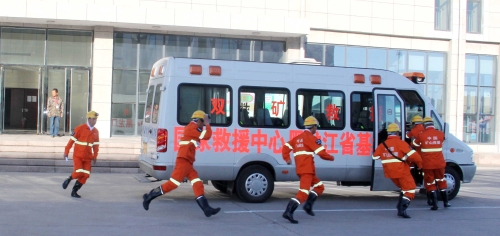 图为：闻警出动，，，，，，，，争分夺秒