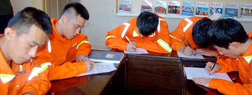 懂业务，，，，，，更要有知识。。。。。。。。日常的理论学习不仅仅是坐在教室里听讲，，，，，，更要在考场上拿出好成绩。。。。。。。。图为鸡矿救护大队的指战员们在理论学习考场上奋笔疾书。。。。。。。。02