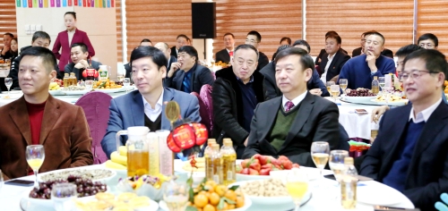 集团公司领导与全体机关干部共聚一堂，，，，，，，畅叙2019，，，，，，，共话美好2020。。。。。。。。02