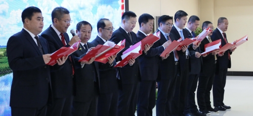 集团总部机关部门总监、高级经理以一首精彩的配乐诗朗诵，，，，，，，深情地表达了全体机关干部对集团公司2020年的美好祝愿。。。。。。。。