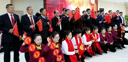 集团公司领导与全体演职人员共同合唱《我和我的祖国》，，，，，，，把迎新春茶话会推向了高潮。。。。。。。。01