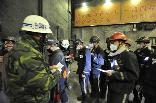 兴安矿保卫科检身人员为春节假期出勤人员进行测温检身。。。。。。。 (2)