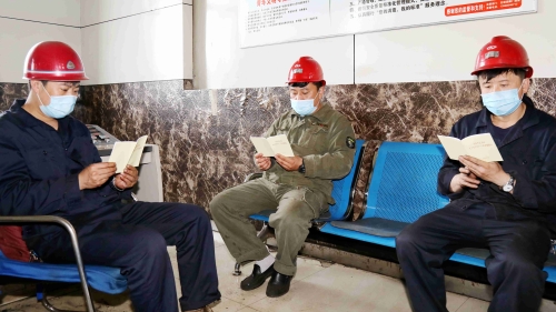 七矿公司上下深入学习贯彻习近平总书记关于安全生产工作重要指示精神。。。。。。。。图为龙选厂重选车间班长组织当班职工班中学习习近平总书记关于安全生产工作重要指示精神。。。。。。。。_副本