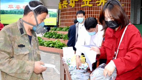 新兴矿开展全国安全宣传咨询日活动，，，，，，，积极宣传安全知识，，，，，，，切实增强职工掌握安全知识水平，，，，，，，提高安全生产意识，，，，，，，为企业安全高效发展夯实安全基础。。。。。_副本