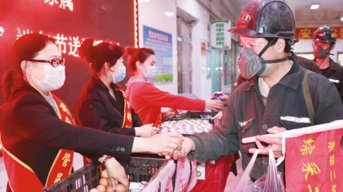 图为：东荣二矿女工将鸡蛋和牛奶递到职工手中，，，，，，，叮嘱“安全第一”。。。。。。