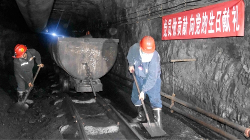 20200628  02  新建矿  图为矿机关党员深入井下打扫文明生产。。。。。。 孙继诚摄_副本