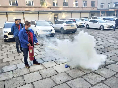 图为供电公司组织职工进行灭火器使用培训。。。。。。。。王超 摄