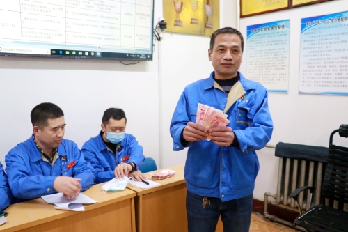 图为东荣二矿职工高兴地领回违章罚？？？？？罘祷菇  李菁冶 摄
