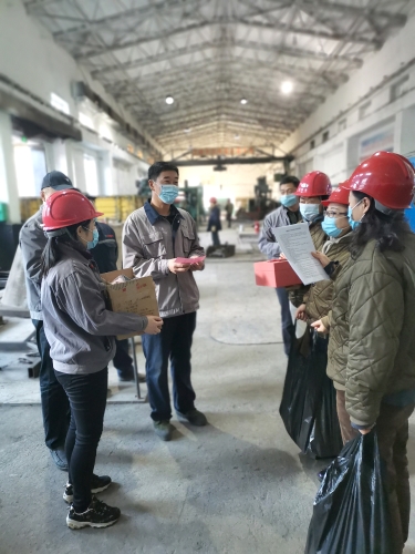 选煤公司工会女工委开展安全知识有奖问答活动。。。。。。  张宇 摄